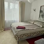 公寓 Perfect Location Two Bedrooms With Balkony *