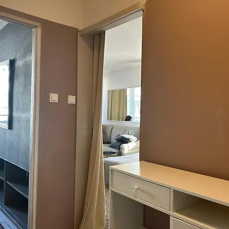 Perfect Location Two Bedrooms With Balkony 아파트 *